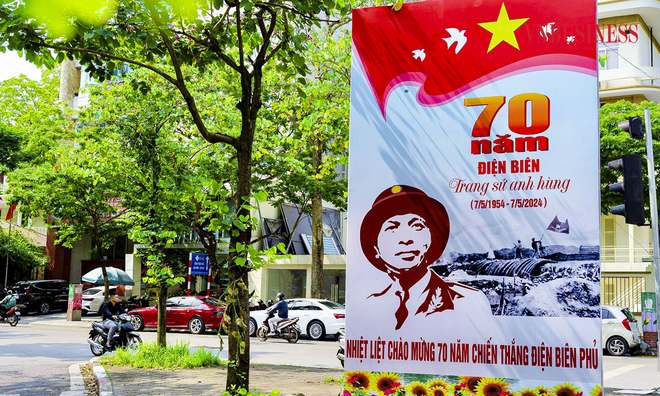 <p class="Normal">
Trên phố Nguyễn Du, một tấm áp phích cỡ lớn được dựng lên với khẩu hiệu "70 năm Điện Biên trang sử anh hùng &lpar;7/5/1954 - 7/5/2024&rpar;".</p>