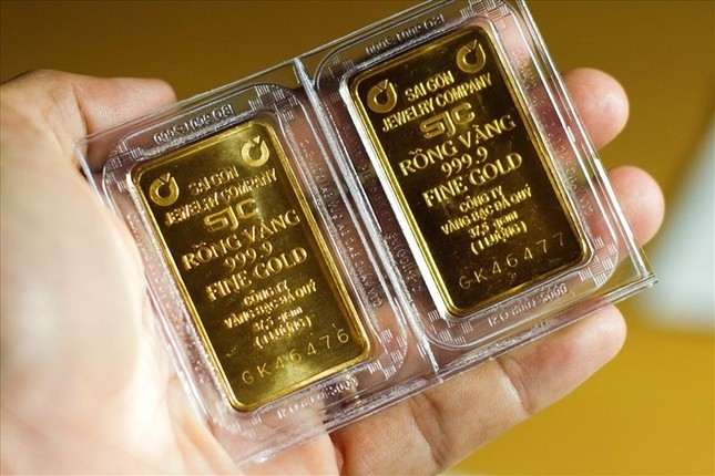 Nghịch lý càng đấu thầu - giá vàng càng tăng, có nên mua vàng lúc này?