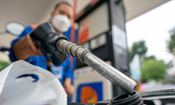 Giá xăng tiếp tục giảm mạnh, về sát mốc 23.000 đồng/lít