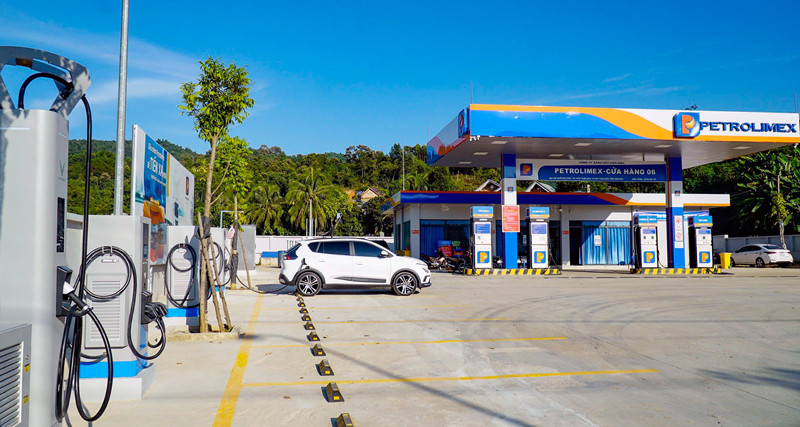 Địa phương loay hoay quản trạm sạc xe điện ở cây xăng, Bộ Công Thương nói gì?