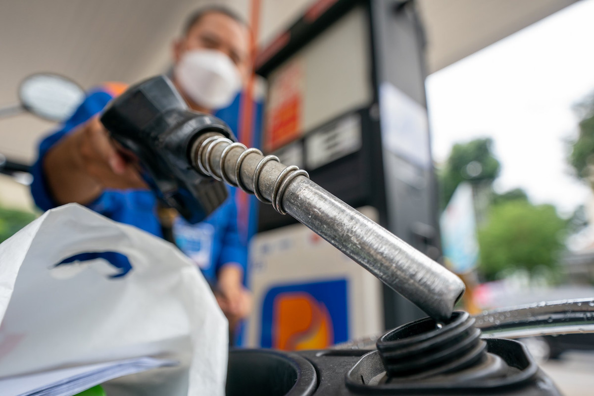 Giá xăng dứt đà giảm, E5RON 92 đắt thêm 162 đồng/lít