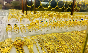 Vàng nhẫn giao dịch cao nhất tại 77,2 triệu đồng, vàng miếng vượt 90 triệu đồng/lượng