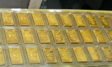 Vàng miếng tiếp tục &#039;bốc hơi&#039; gần 2 triệu đồng/lượng
