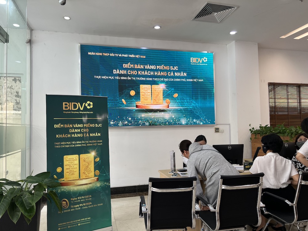 'Cháy vàng' ngày đầu bán giá bình ổn