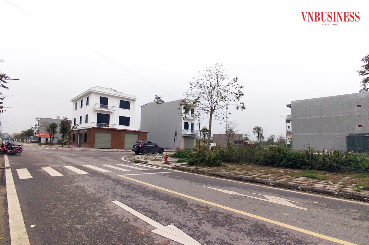 Nhà đầu tư đổ xô 'lên chuyến tàu cuối' trước thời điểm siết phân lô, giá đất nền lại sắp 'nhảy múa'?