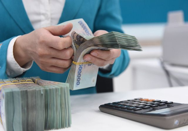 Người dân vẫn tăng gửi tiền vào ngân hàng, vì sao cho vay gặp khó?
