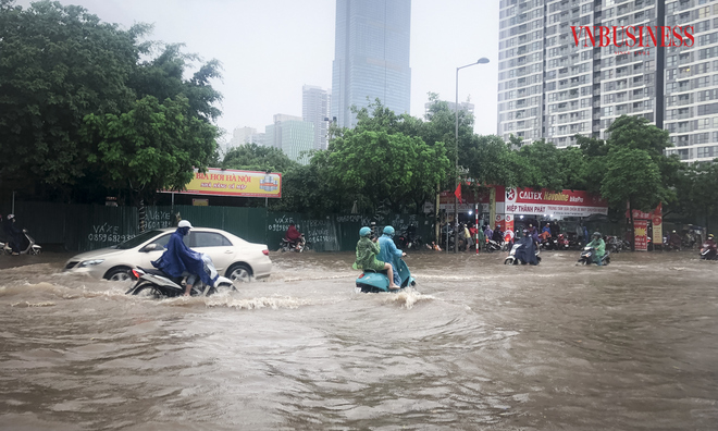 <p class="Normal">
Cơn mưa kéo dài từ rạng sáng này &lpar;5/6&rpar; tại Hà Nội đã khiến nhiều khu vực tại Hà Nội bị ngập úng cục bộ, giao thông ùn tắc. Hình ảnh ghi nhận tại khu vực đường Đỗ Đức Dục, quận Nam Từ Liêm.</p>