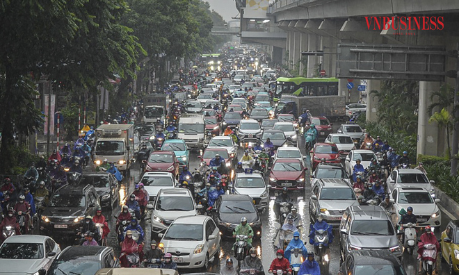 <p class="Normal">
Cơn mưa lớn đúng lúc vào giờ cao điểm đi làm buổi sáng khiến giao thông bị ùn tắc nghiêm trọng. Hình ảnh tại đường Nguyễn Trãi.</p>