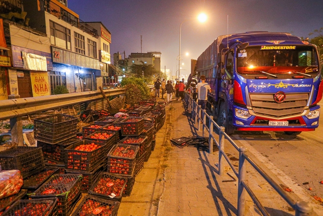 Nguyên nhân nào khiến nông sản của HTX khó cạnh tranh về giá so với nông sản nhập khẩu?