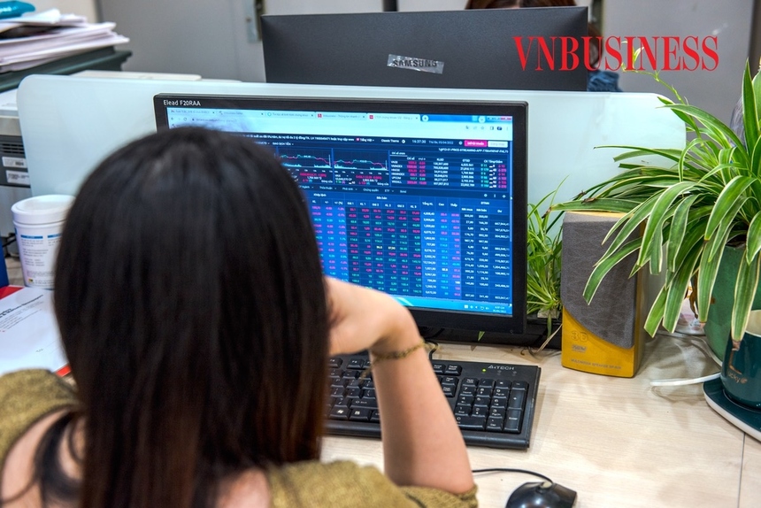 Tuy VN-Index vượt mốc 1.300 điểm nhưng độ hấp dẫn của thị trường chứng khoán có dấu hiệu suy giảm