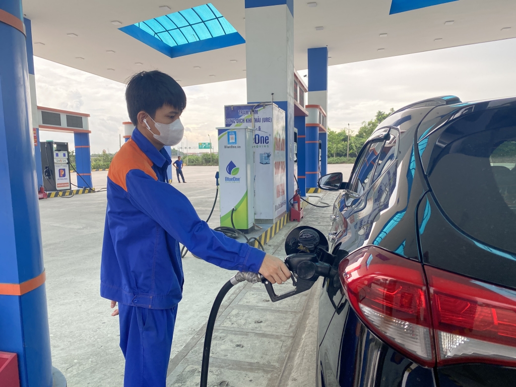 Giá xăng, dầu cùng tăng, RON95 lên 22.235 đồng/lít