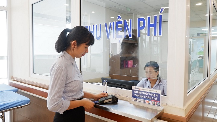Thanh toán không tiền mặt tăng mạnh, kho chứa tiền trống không, xe chở tiền phải mang đi thanh lý