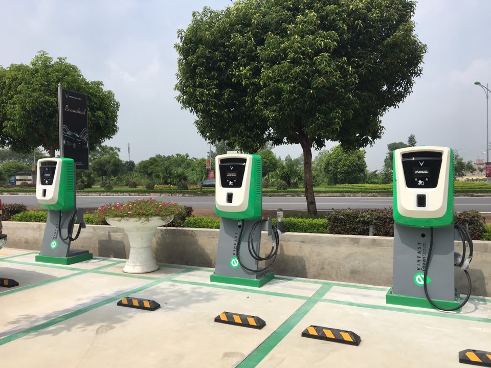 Các 'ông lớn' ô tô đang đẩy mạnh đầu tư trạm sạc xe điện