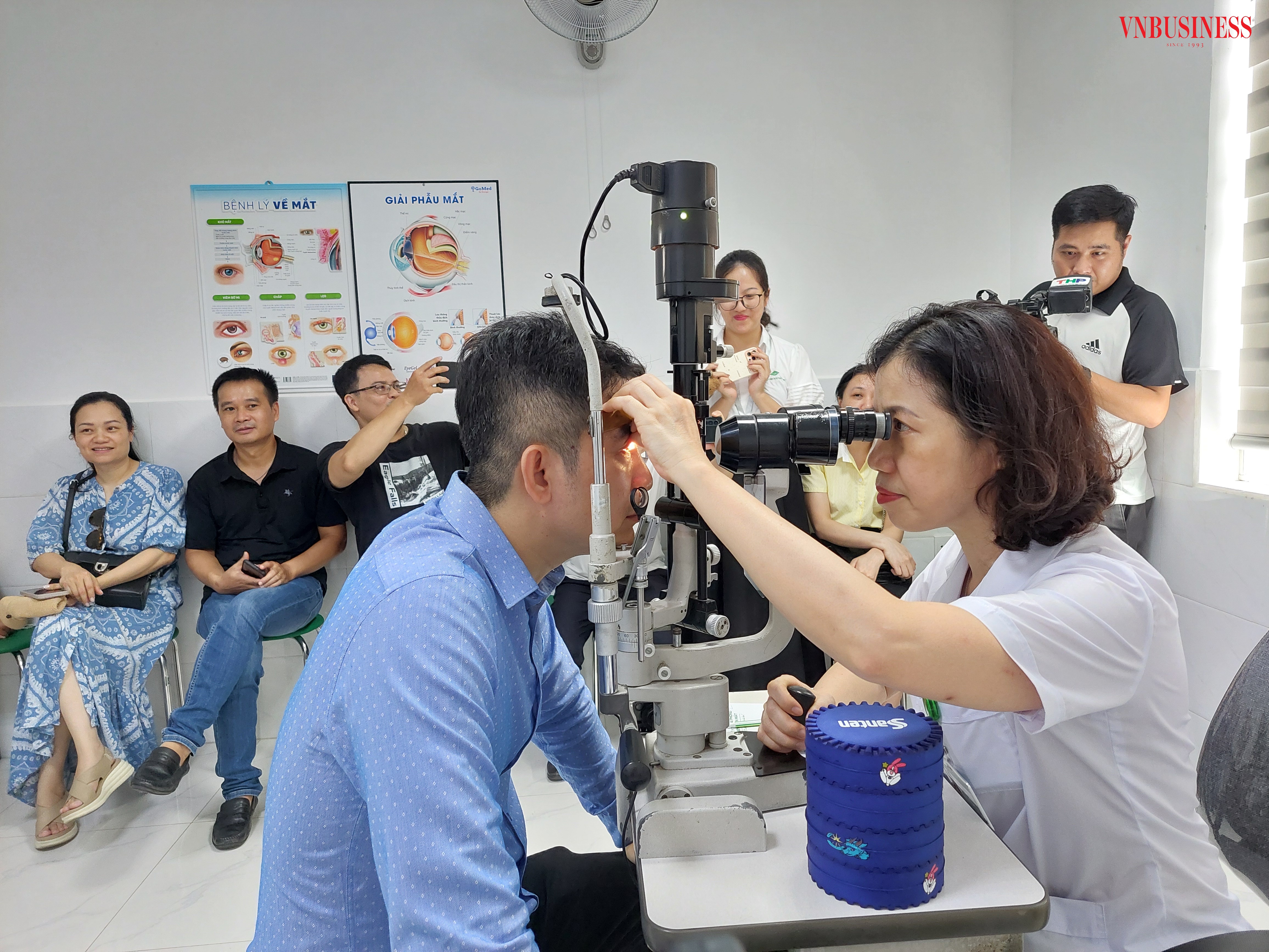 Bệnh viện Mắt Hải Phòng tổ chức khám mắt chuyên sâu cho hơn 100 nhà báo, phóng viên