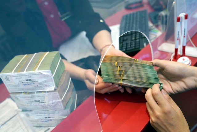 Người dân vẫn tăng gửi tiền vào ngân hàng