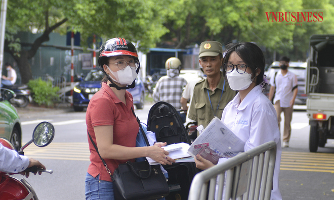 <p class="Normal">
Rời khỏi phòng thi với tâm trạng đôi chút lo lắng, em Lê Kim Phượng &lpar;bên phải&rpar; - học sinh lớp 12, Trường THPT Yên Hoà cho biết, đề thi môn toán năm nay khó. “Từ câu 40 trở về sau bắt đầu có sự phân hoá cao, tuy nhiên em kỳ vọng mình sẽ đạt 8,5 điểm”.</p>