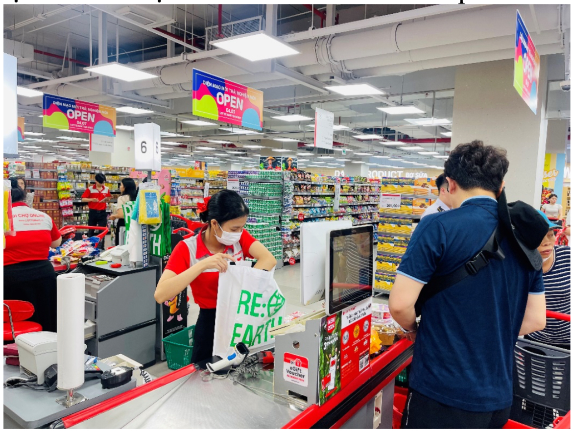 LOTTE Mart hành động hưởng ứng Ngày Quốc tế không sử dụng túi nilon