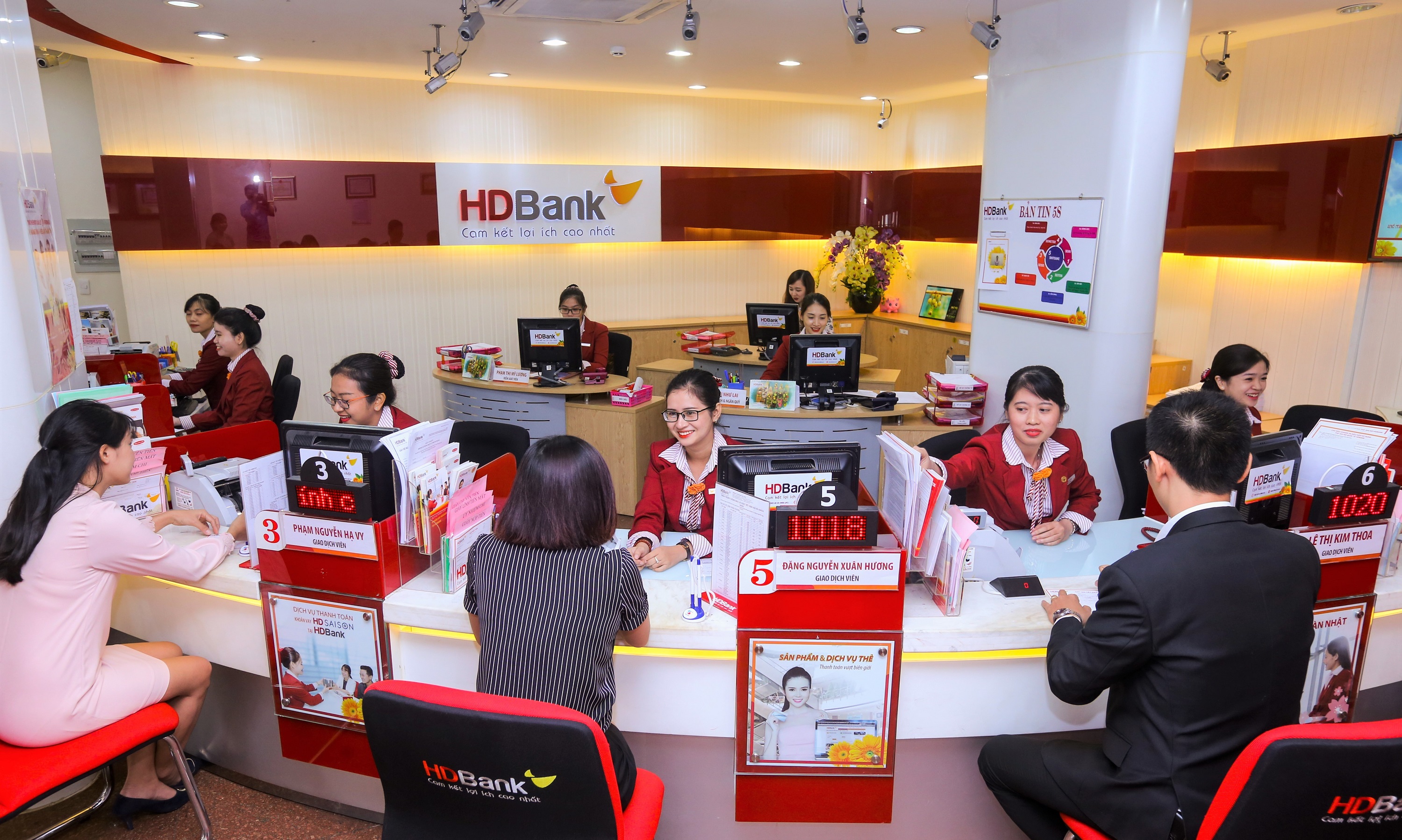 Hai cổ phiếu ngân hàng bị khối ngoại ‘đè bán’ nhưng được tự doanh công ty chứng khoán ‘gom' mạnh
