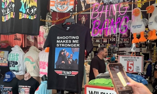 Vụ xả súng tại mít tinh của cựu tổng thống Donald Trump: Nhà bán lẻ Trung Quốc lập tức &quot;Chớp thời cơ&quot; với áo phông lưu niệm