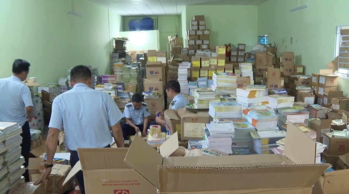 Ngành xuất bản vẫn...'đau đầu' với nạn sách giáo khoa giả