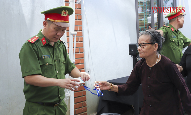 <p>
Để đảm bảo an ninh, an toàn theo yêu cầu của Bộ Công an, nhân dân khi đến viếng mang theo thẻ Căn cước có gắn chip điện tử hoặc điện thoại di động cài đặt VNeID kích hoạt mức độ 2 để quét mã QR.</p>