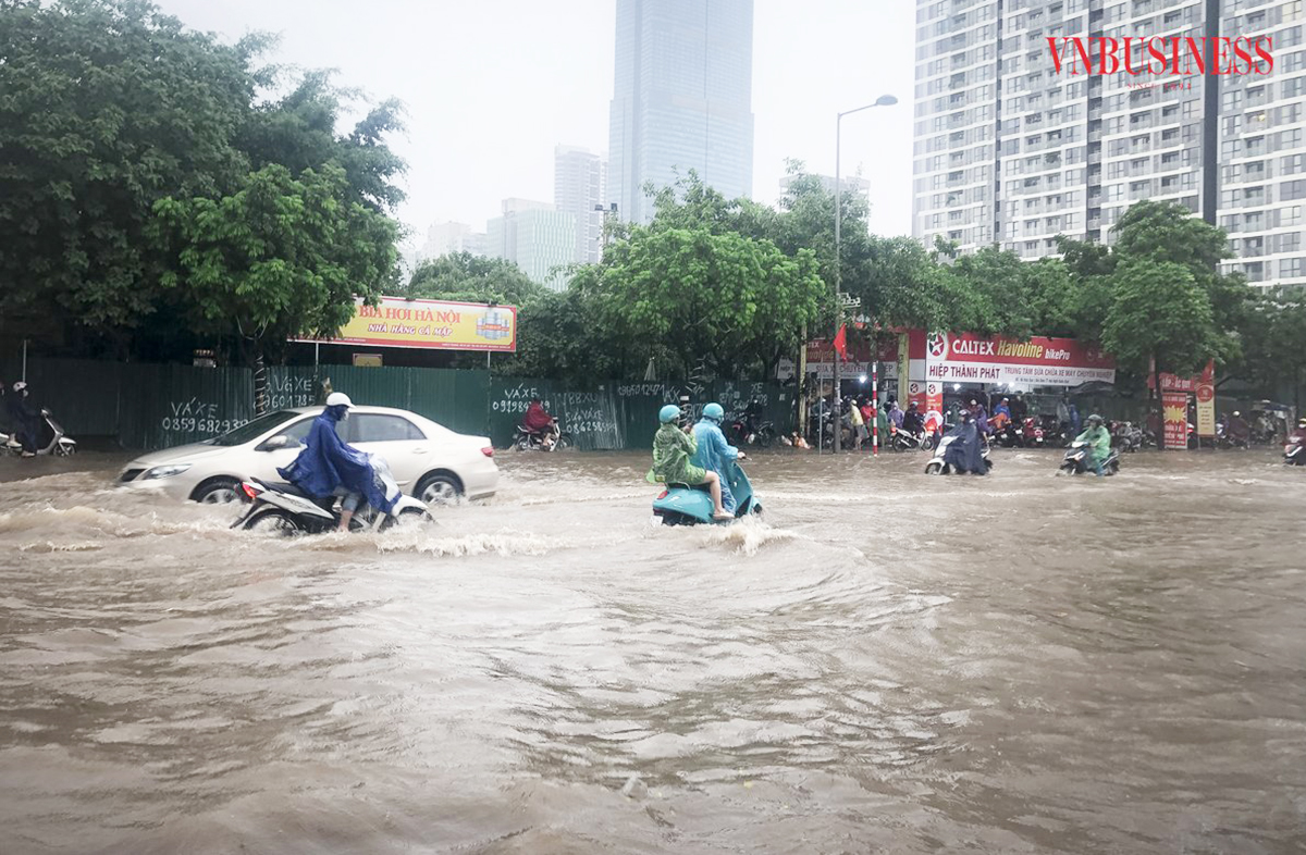 Từ những con phố hóa thành sông đến bài toán chống ngập tại Hà Nội