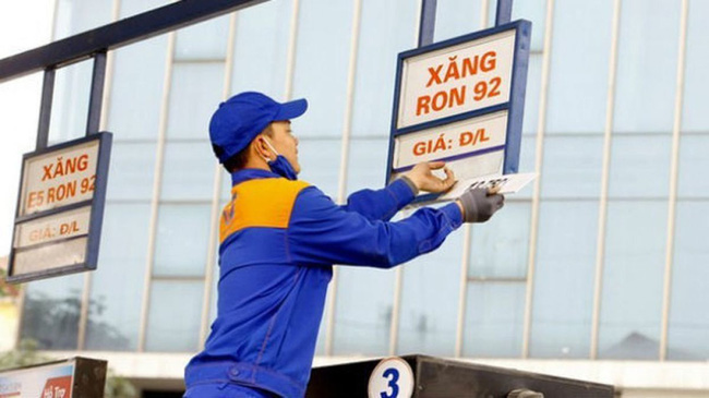 Giá xăng giảm lần thứ 3 liên tiếp, rời mốc 23.000 đồng/lít