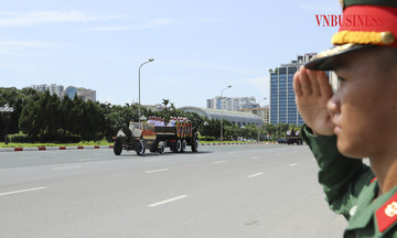 Biển người đội nắng tiễn Tổng Bí thư Nguyễn Phú Trọng về nơi an nghỉ cuối cùng