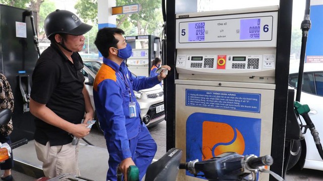 Có nên bỏ thuế tiêu thụ đặc biệt với mặt hàng xăng?
