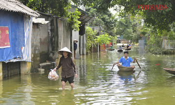 Nỗi khổ người dân vùng “rốn lũ”