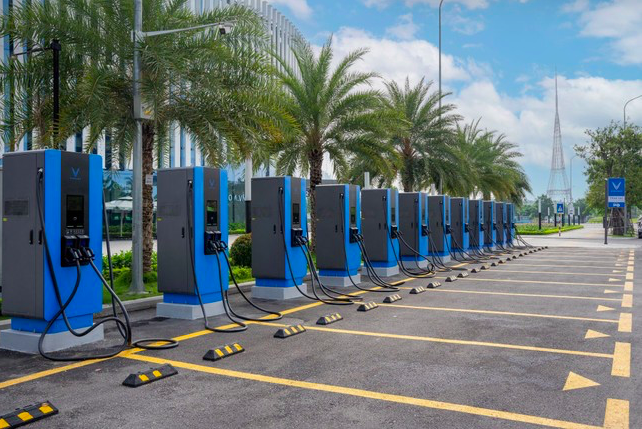 Ưu đãi thuế và khuyến khích người dân sử dụng xe điện