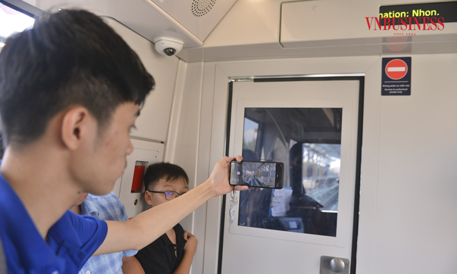 <p class="Normal">
Cùng tâm trạng, bạn Đinh Hữu Toàn, sinh viên trường Đại học Giao thông Vận tải bày tỏ: “Việc đưa vào khai thác tuyến đường sắt này giúp chúng tôi không lo tắc đường mỗi khi di chuyển. Hy vọng toàn tuyến đường này sẽ nhanh chóng hoàn thành để người dân thuận tiện hơn khi đi lại”.</p>