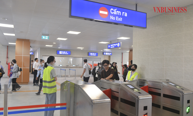 <p class="Normal">
Theo ghi nhận của phóng viên VnBusiness, tại các ga đầu &lpar;Nhổn&rpar;, ga cuối &lpar;Cầu Giấy&rpar; tập trung lượng hành khách đông đúc nhất, người dân lấy vé tại quầy, qua cửa kiểm soát vé tự động để trải nghiệm sau nhiều năm chờ đợi</p>