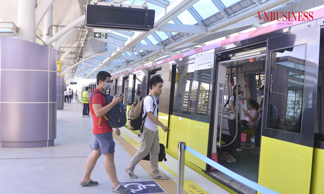 <p class="Normal">
Trong khi đó, vé ngày là 24.000đồng, có giá trị trong một ngày và không hạn chế số lượt đi lại. Vé tháng phổ thông là 200.000 đồng/tháng, ưu tiên đối với học sinh, sinh viên là 100.000/tháng.</p>