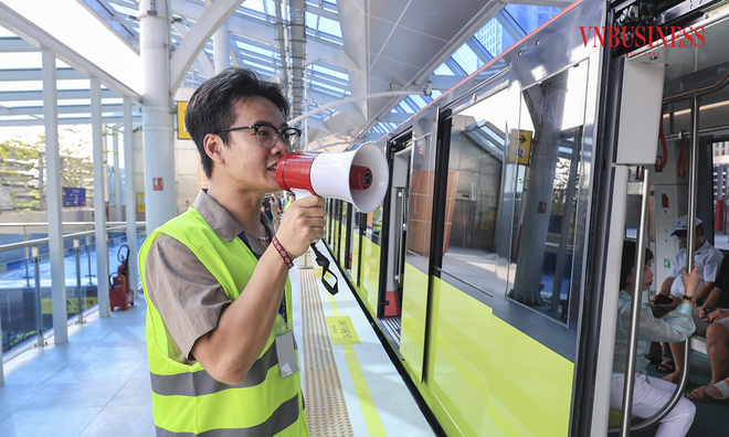 <p class="Normal">
Tại các nhà ga được bố trí các nhân viên hướng dẫn, đảm bảo an toàn cho hành khách khi lên tàu.</p>