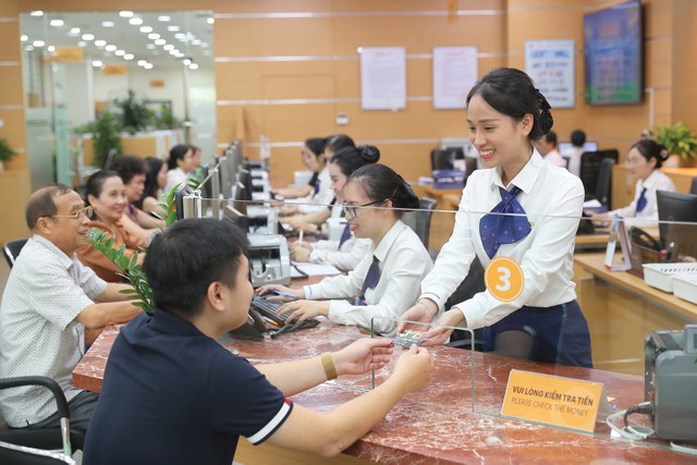 Ngân hàng lãi lớn, chi lương, thưởng ra sao?