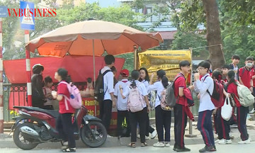 Bảo đảm an toàn thực phẩm tại cổng trường trước thềm năm học mới