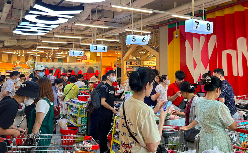 Người dân ồ ạt mua hàng hóa tích trữ trước siêu bão Yagi