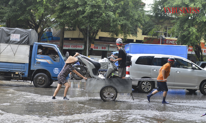 <p class="Normal">
Một số phương tiện cố gắng vượt qua khu vực này đã gặp sự cố.</p>