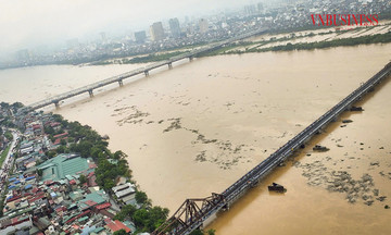 Hà Nội phát lệnh báo động 2 trên sông Hồng, quyết tâm hạn chế tối đa thiệt hại do bão lũ