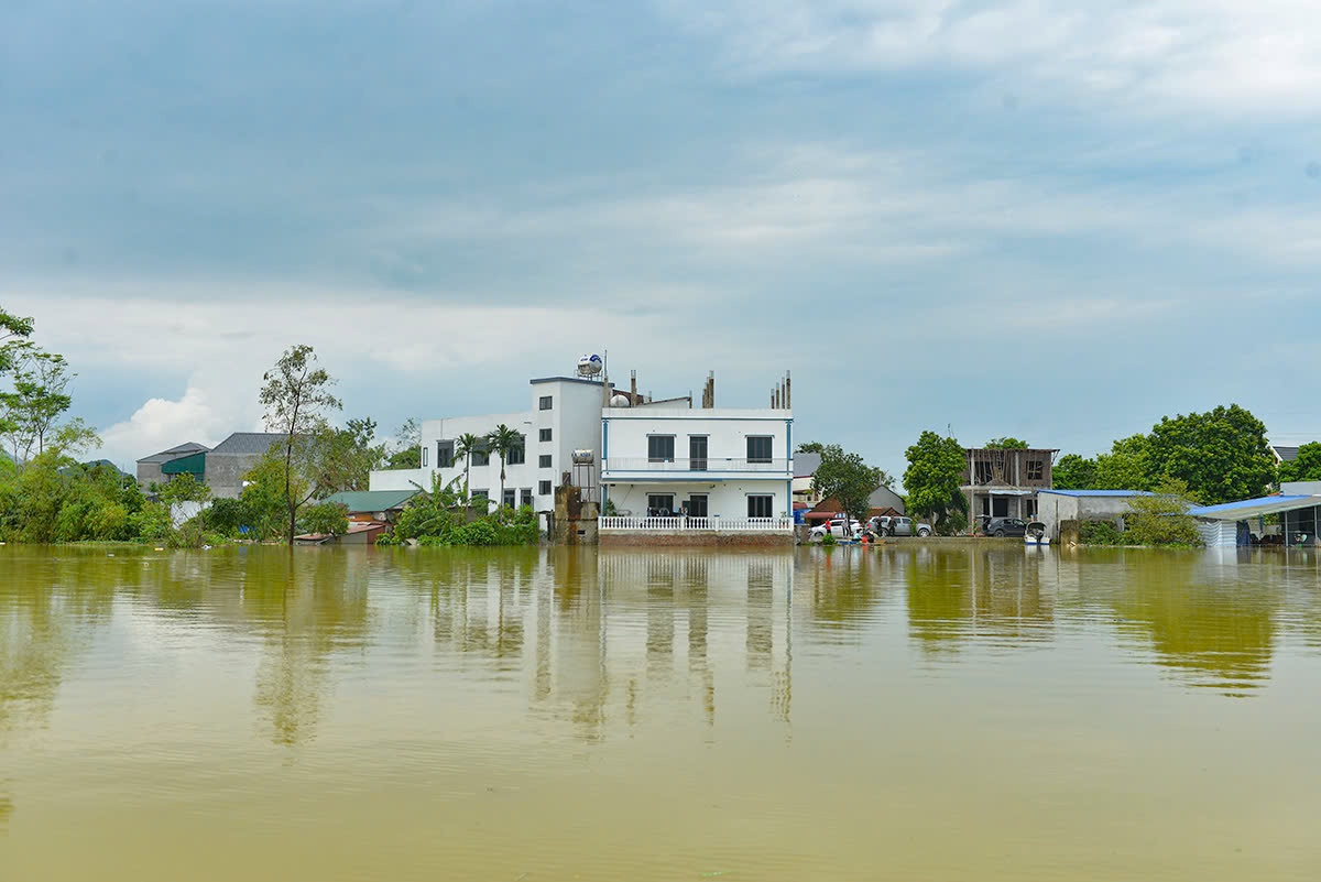 &#039;Rốn lũ&#039; huyện Chương Mỹ chìm sâu trong biển nước