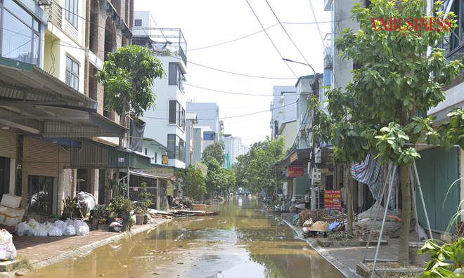 <p class="Normal">
Bát Tràng là địa phương nằm ven sông Hồng, có hơn 8.000 nhân khẩu đang sinh sống tại đây. Nước lũ <span>dâng cao ảnh hưởng nghiêm trọng đến sinh hoạt của người dân, việc buôn bán kinh doanh bị ngưng trệ trong thời gian qua.</span></p>