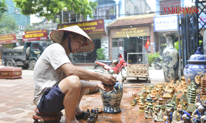 <p class="Normal">
Cũng phải tầm trên 20 năm nay mới lại bị ngập một trận lớn như thế, rất nhiều sản phẩm của chúng tôi bị hỏng, vỡ do va đập hoặc bị nước cuốn trôi. Hiện tại chưa thể đếm được số lượng sản phẩm hỏng, nhưng ước tính thiệt hại lên tới hàng trăm triệu đồng. Ông Lê Ngọc Tuấn cho biết.</p>