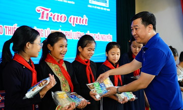 Vinamik cùng trẻ em vùng khó khăn, sau bão lũ vui đón trung thu