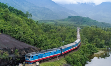 Cổ phiếu đường sắt tăng tốc với hai &#039;đầu kéo&#039;