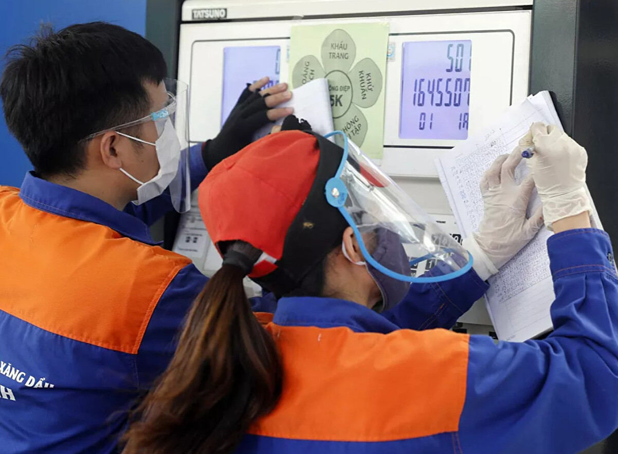 Thương nhân phân phối xăng dầu có bị cấm mua bán từ nhiều nguồn hay không?