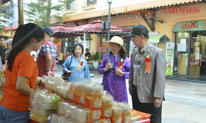 <p class="Normal">
Ông Lê Đình Mạnh – Cư dân KĐT Vinhome Ocean Park 3 chia sẻ: "Tôi thường xuyên mua các sản phẩm OCOP về sử dụng, đó là những sản phẩm có giá thành phải chăng, chất lượng tốt. Việc đưa được các sản phẩm đặc sản địa phương này ra thị trường quốc tế sẽ là hướng đi rộng mở đối với các nhà sản xuất các sản phẩm nông thôn”.</p>