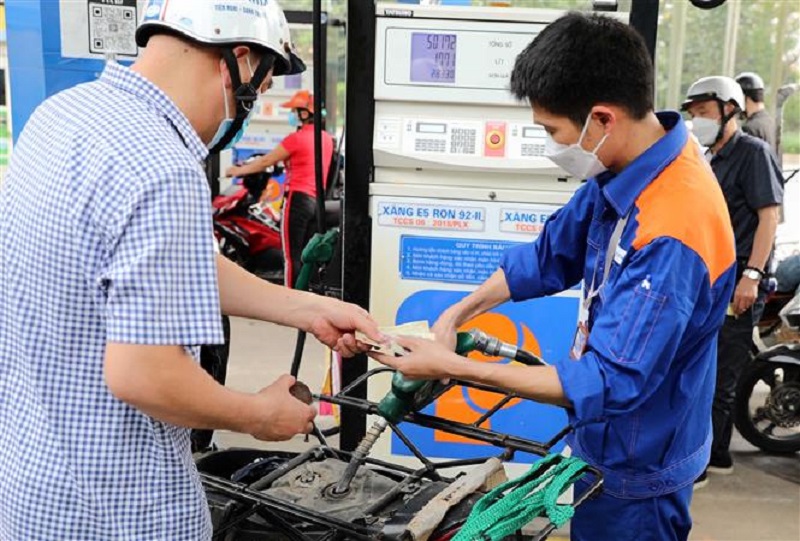 Giá xăng dầu tăng mạnh, xăng RON 95 lên mức gần 21.000 đồng/lít