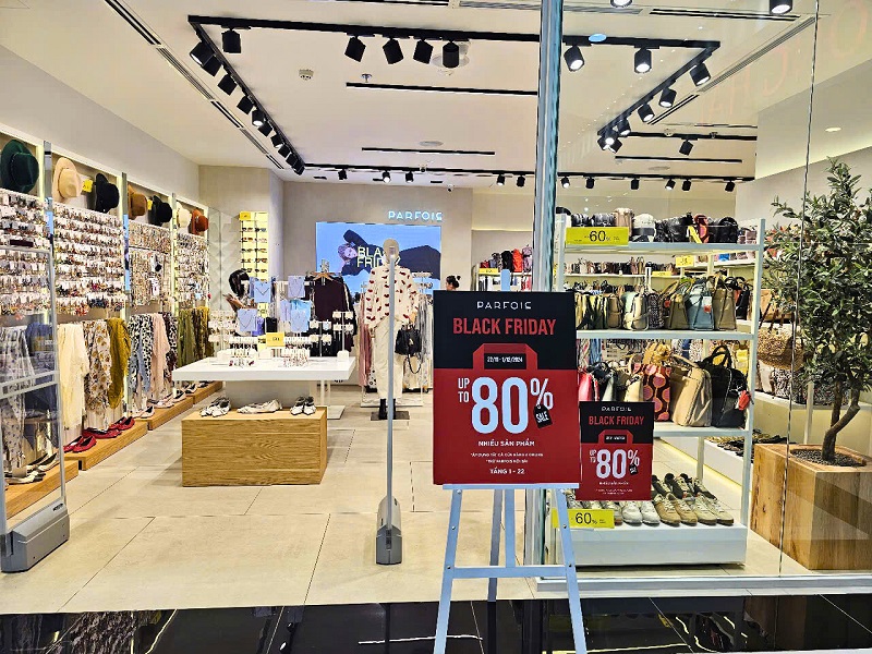 Cận kề Black Friday: Giảm giá 'sốc' tới 80% nhưng khách mua vẫn thưa thớt