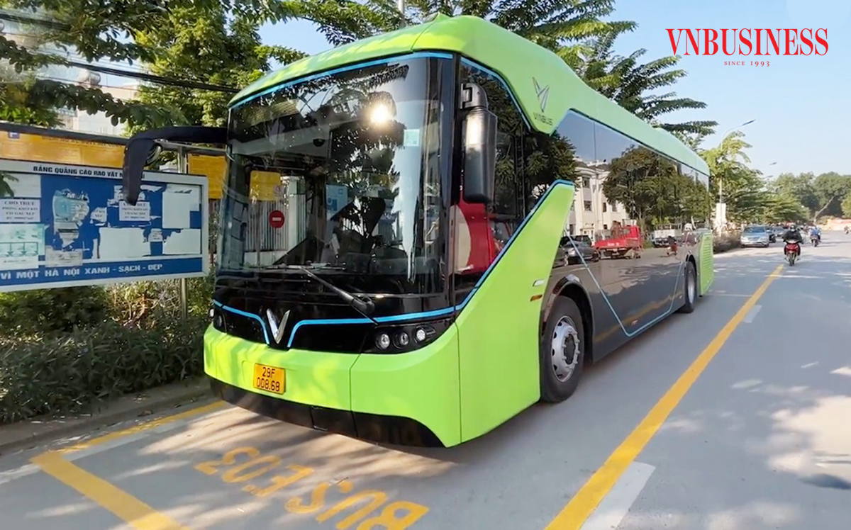 Cán mốc 100 triệu khách và hành trình xanh hóa với xe buýt điện tại Hà Nội